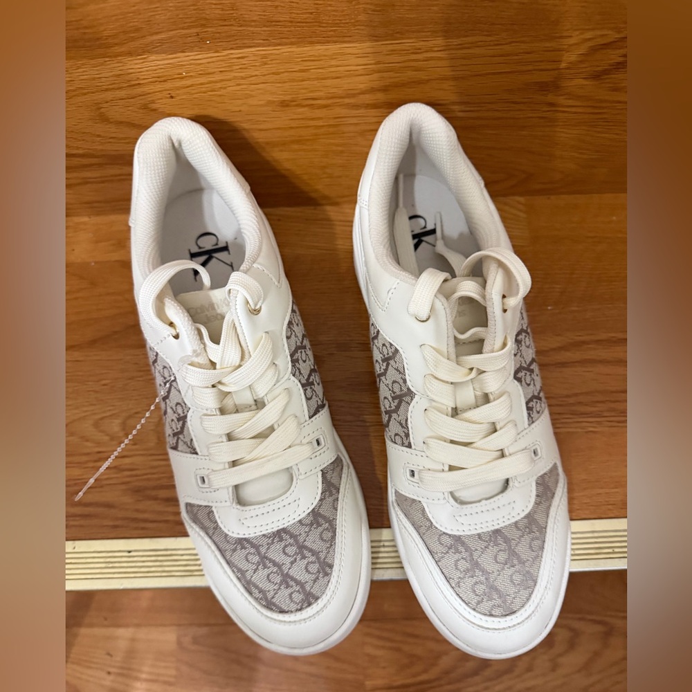 NWT Calvin Klein White and Gray Logo Sneakers SIZE 11M